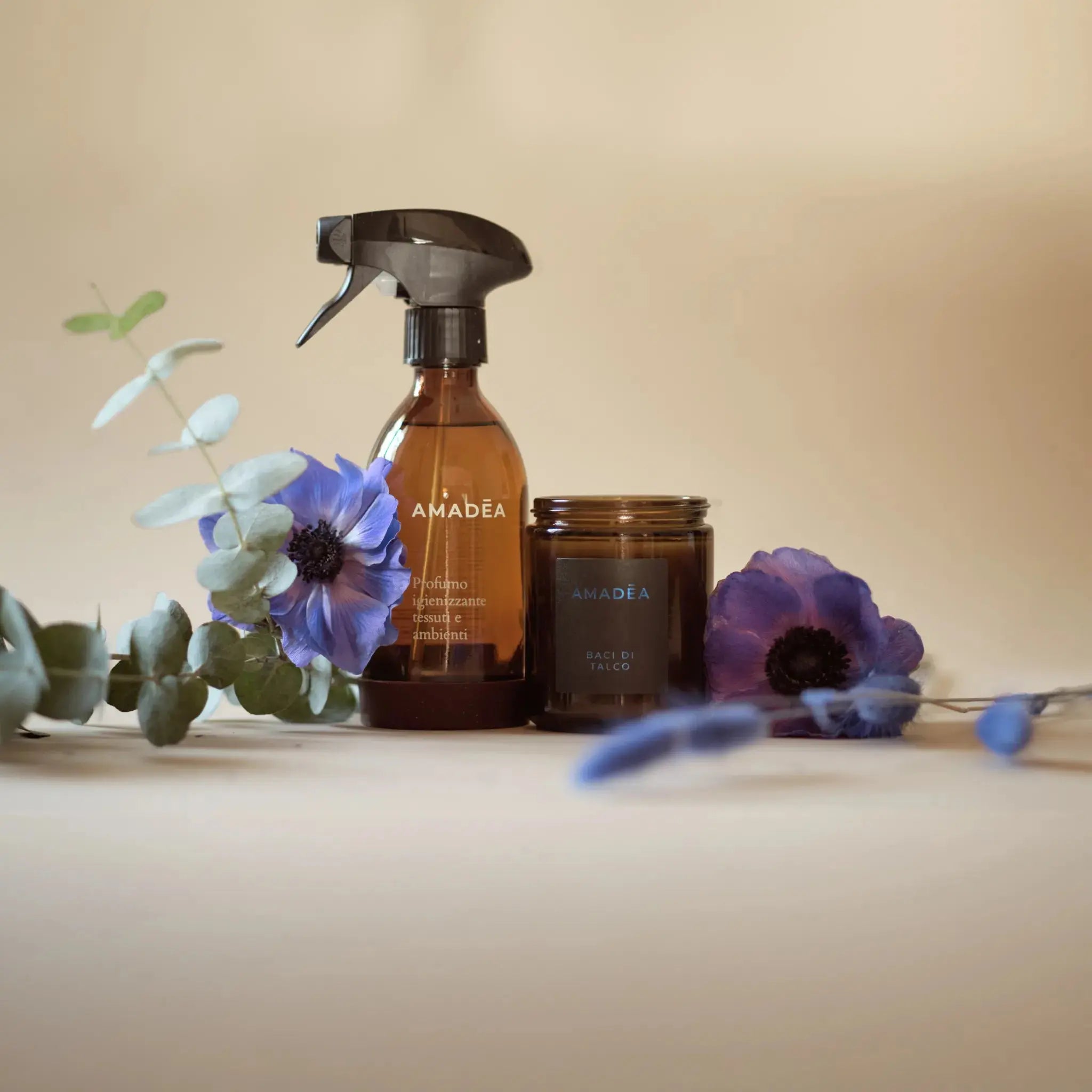 Kit Candela "Baci di Talco" + Profumo igienizzante 300ml AMADĒA HOME