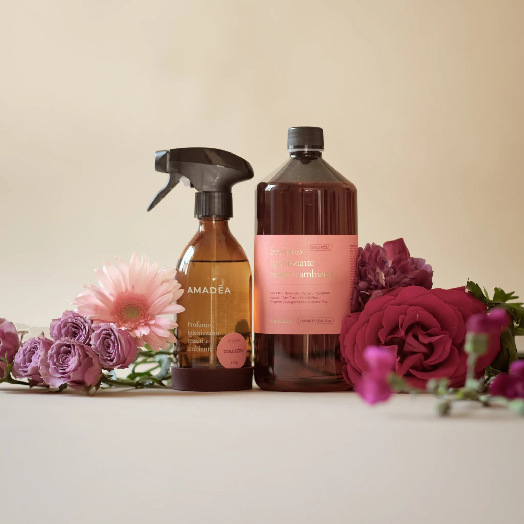 Kit Profumo "Dolcezza": igienizzante tessuti e ambienti 300ml + 1 Litro