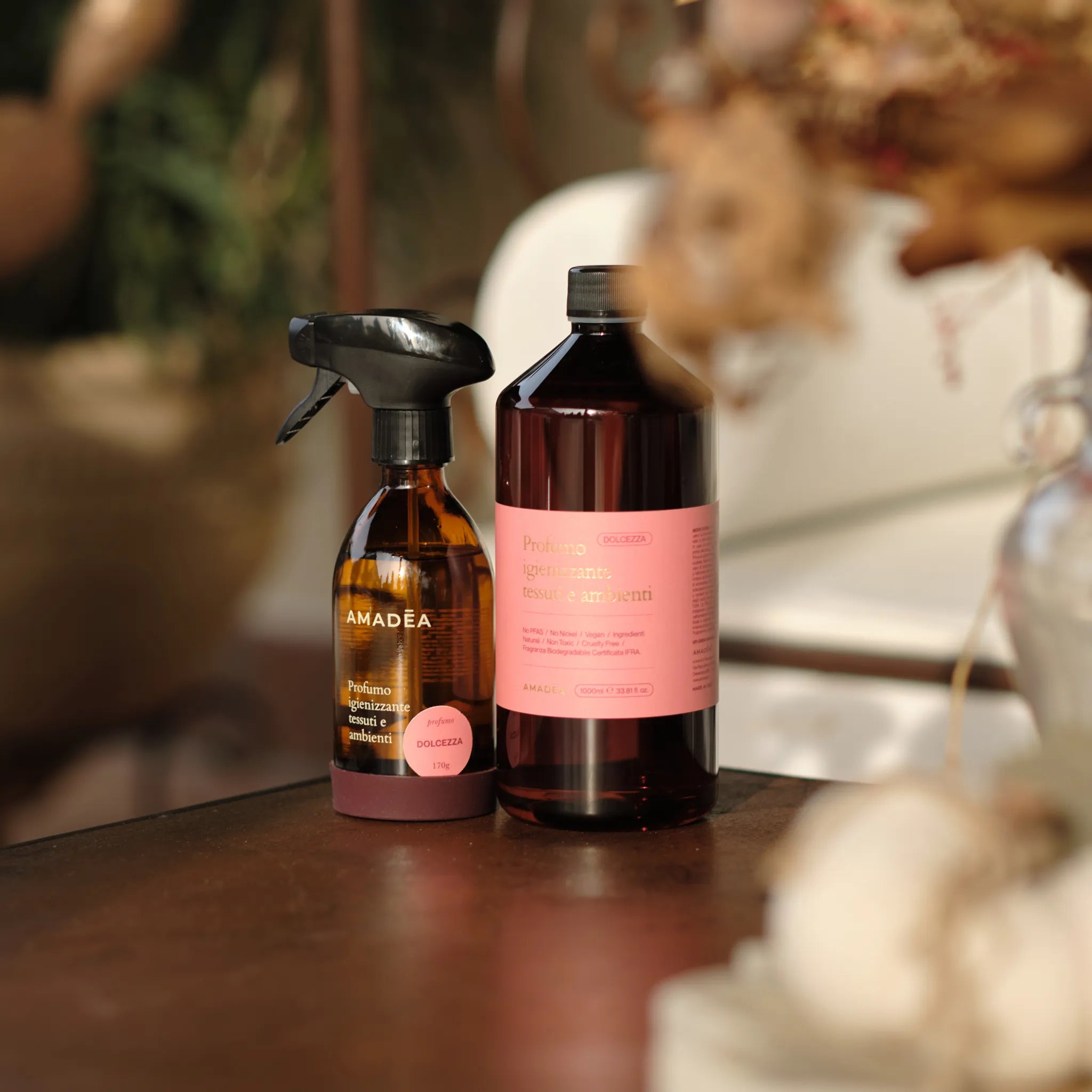 Kit Profumo "Dolcezza": igienizzante tessuti e ambienti 300ml + 1 Litro