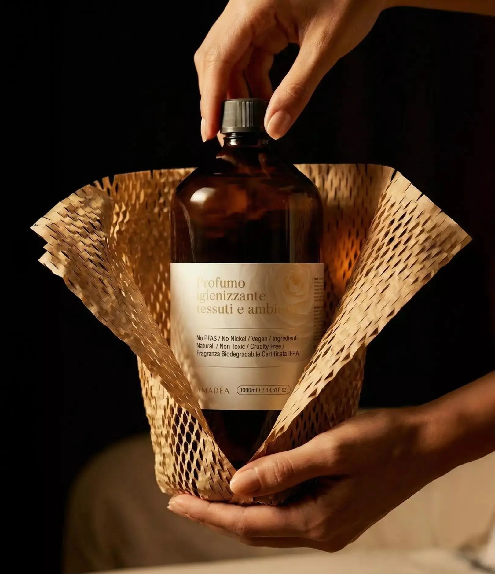 Profumo "Cotone di Camelia" igienizzante tessuti e ambienti - Ricarica da 1L AMADĒA HOME