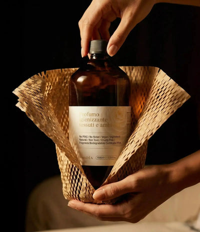 Profumo "Cotone di Camelia" igienizzante tessuti e ambienti - Ricarica da 1L AMADĒA HOME