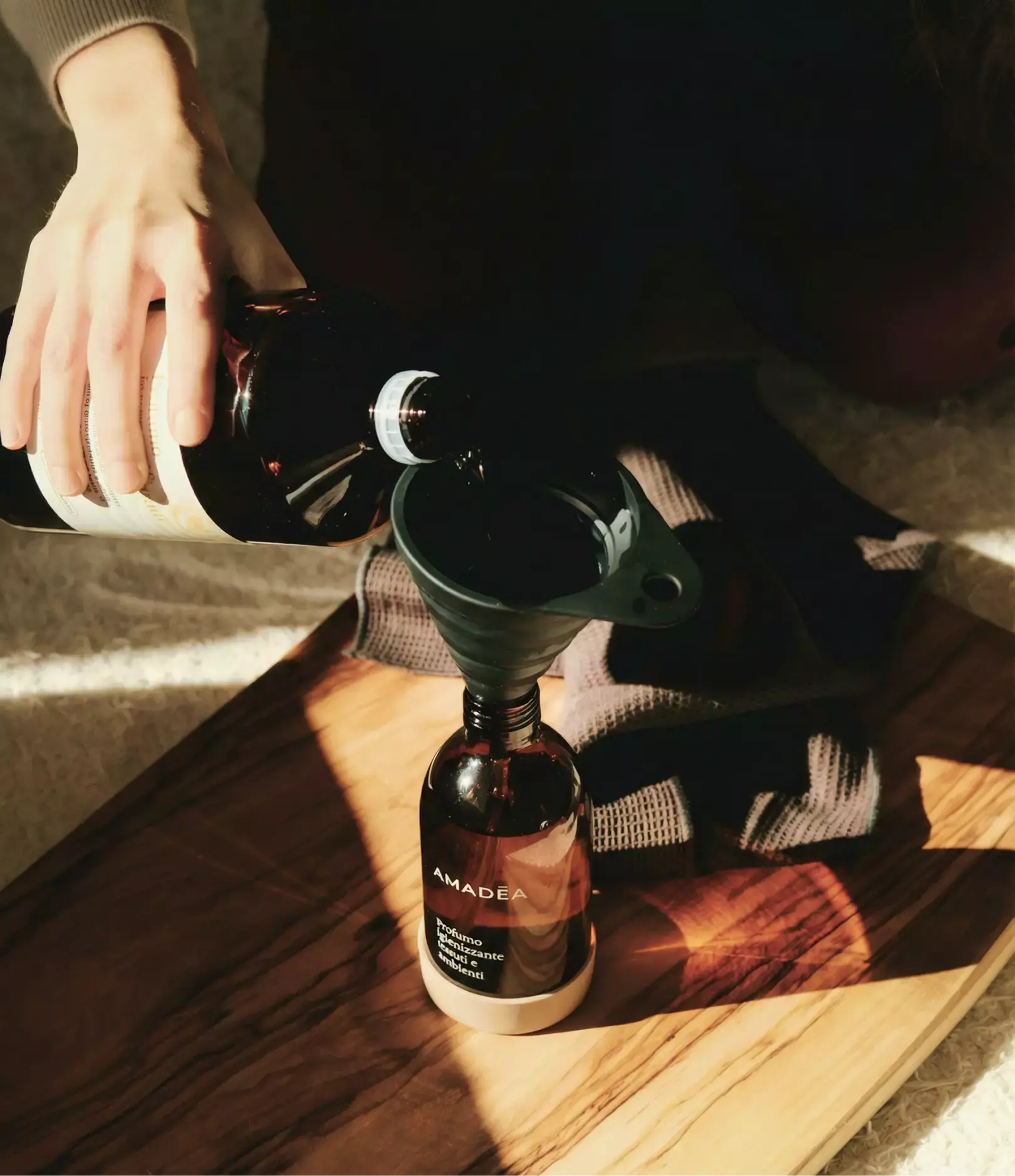 Kit Profumo "Cotone di Camelia" igienizzante tessuti e ambienti 300ml + 1 Litro AMADĒA HOME