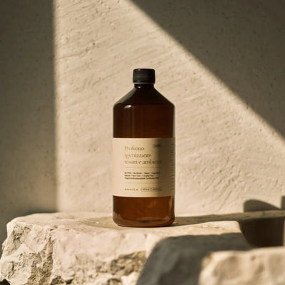 Profumo "Ambre" igienizzante tessuti e ambienti - Ricarica da 1L AMADĒA HOME