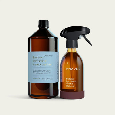 Kit Profumo "Baci di Talco": igienizzante tessuti e ambienti 300ml + 1 Litro AMADĒA HOME