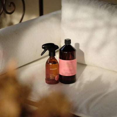 Kit Profumo "Dolcezza": igienizzante tessuti e ambienti 300ml + 1 Litro AMADĒA HOME