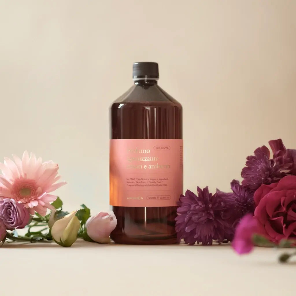 Profumo "Dolcezza" igienizzante tessuti e ambienti - Ricarica da 1L